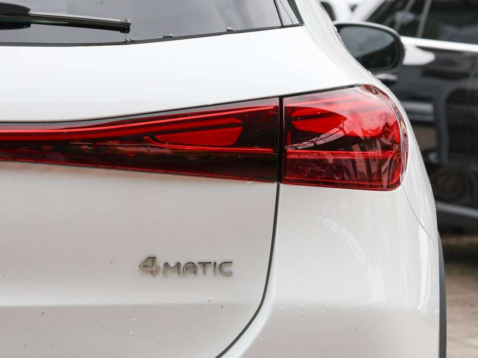 Mercedes-Benz EQA 300 - Imagem 11