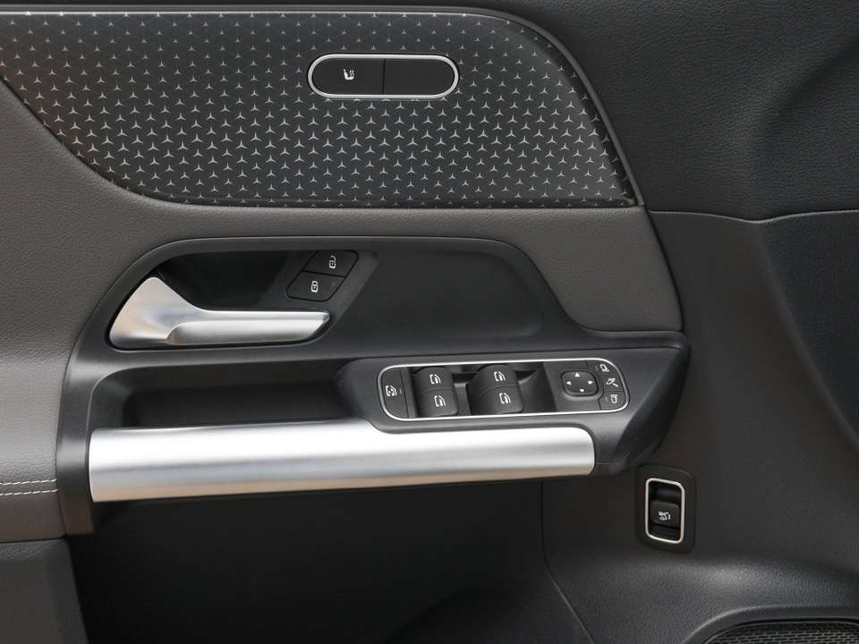 Mercedes-Benz EQA 300 - Imagem 13