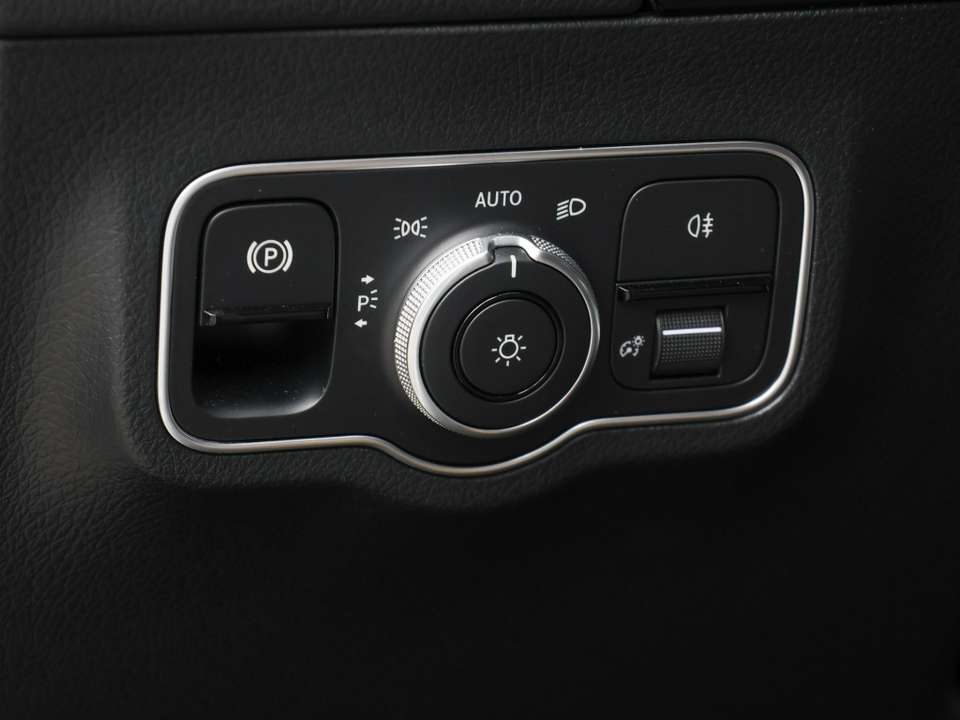 Mercedes-Benz EQA 300 - Imagem 14