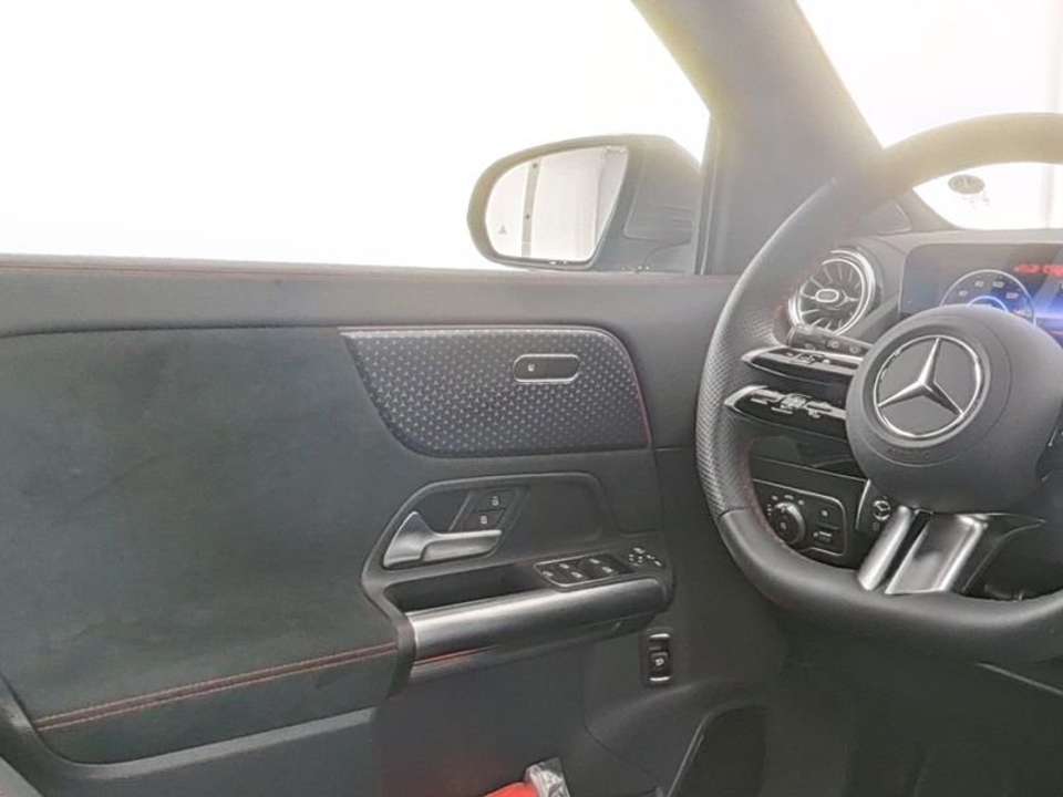 Mercedes-Benz EQA 300 - Imagem 5