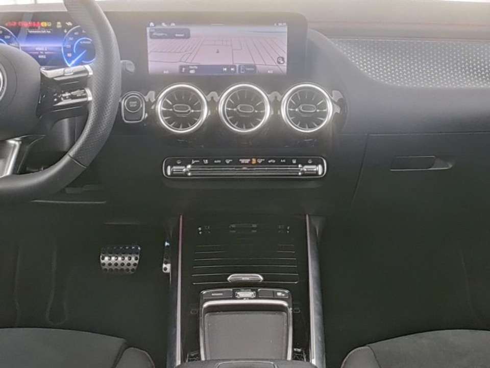 Mercedes-Benz EQA 300 - Imagem 8