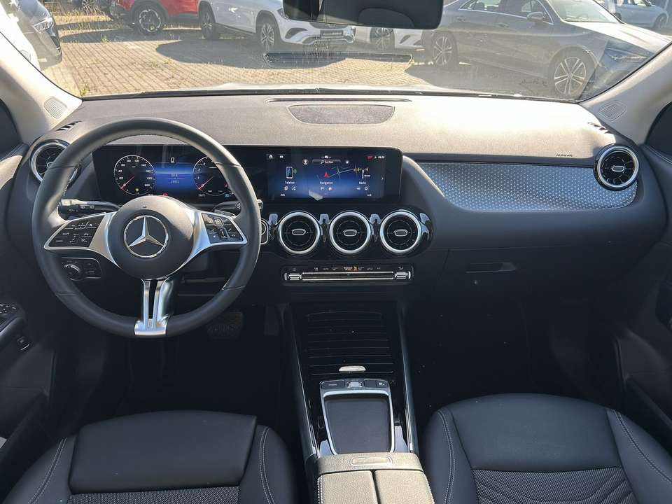 Mercedes-Benz GLA 180 - Imagem 12