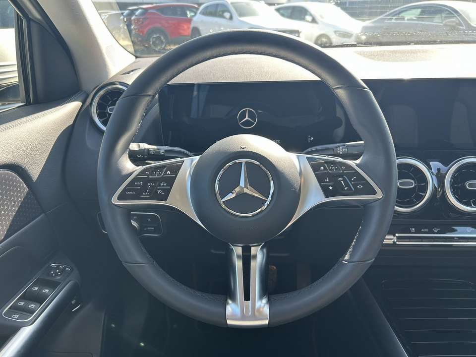 Mercedes-Benz GLA 180 - Imagem 13